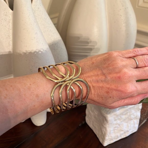 Gold hinge cuff - Picture 4 of 4